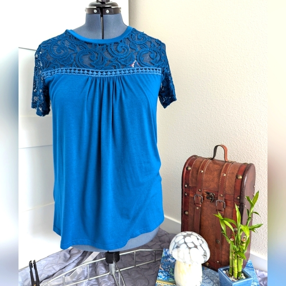 Lace Accent Blue Top Large - Picture 1 of 6